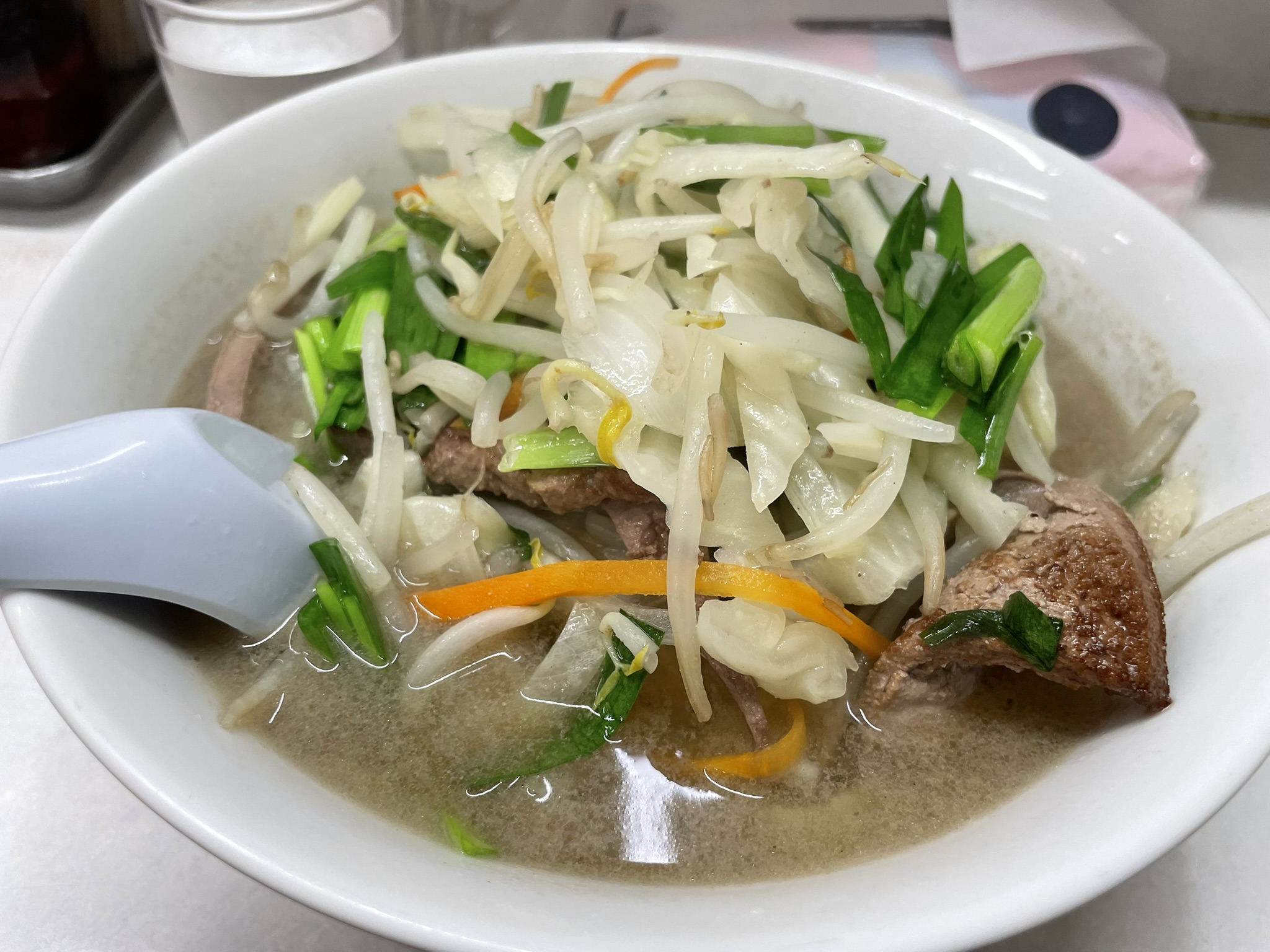 野菜がいっぱいのレバニラ湯麵（タンメン）。