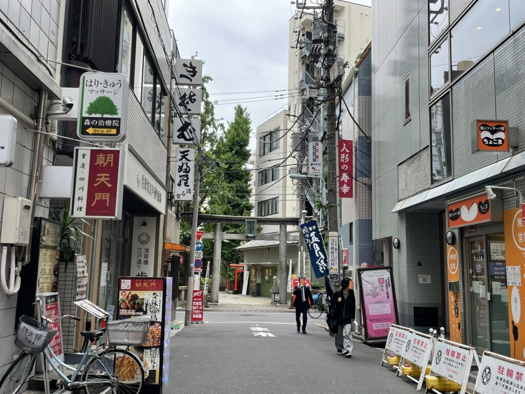 浅草橋の通り沿いから見た銀杏岡八幡神社周辺。