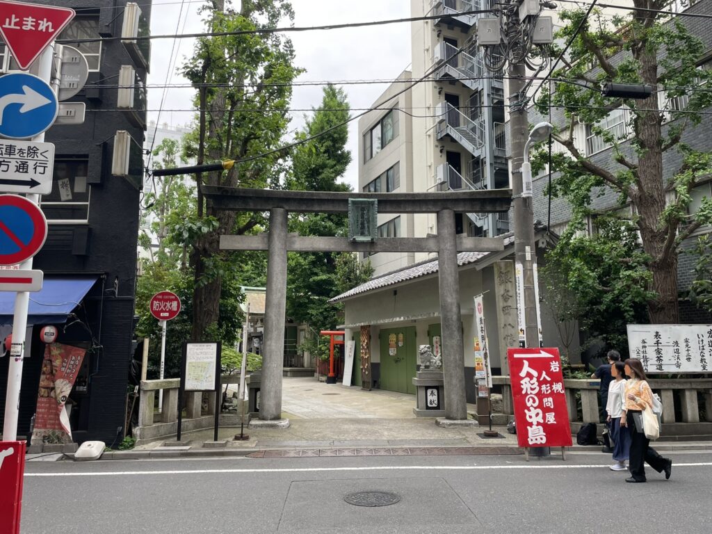 銀杏岡八幡神社の入口付近。