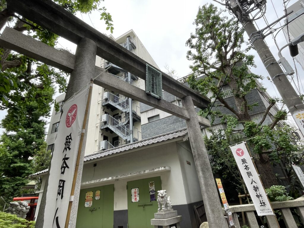 鳥居越しに見た銀杏岡八幡神社の境内。
