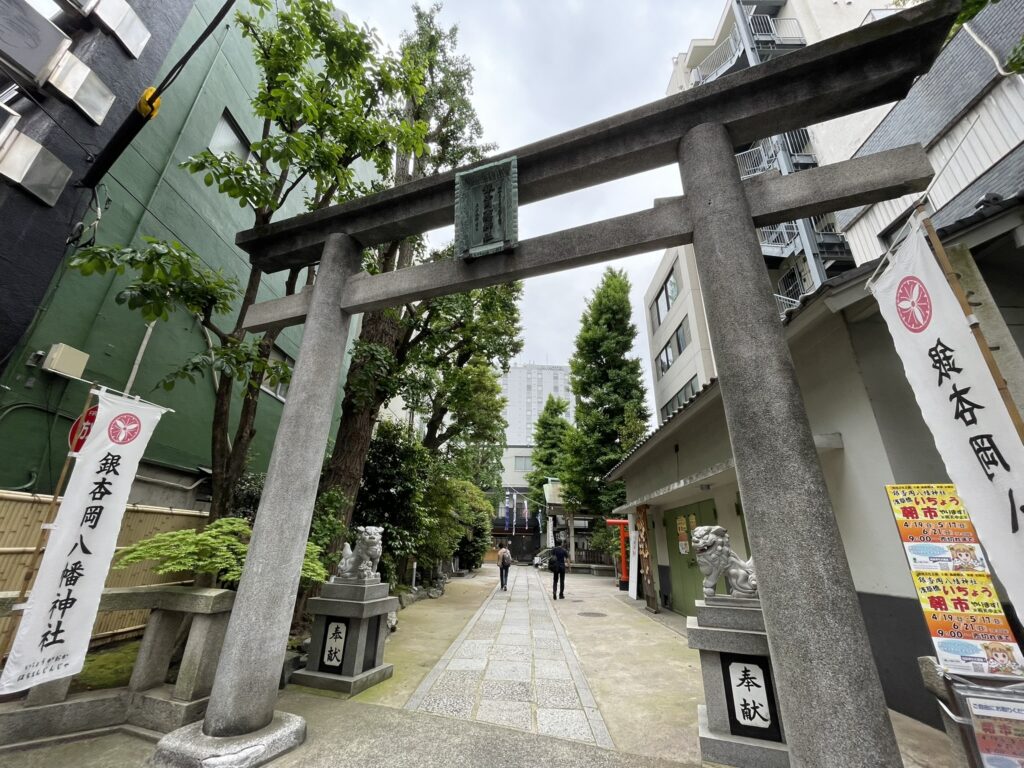 銀杏岡八幡神社の石鳥居。