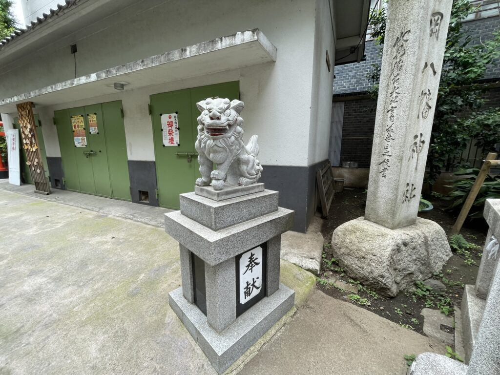 銀杏岡八幡神社の狛犬。
