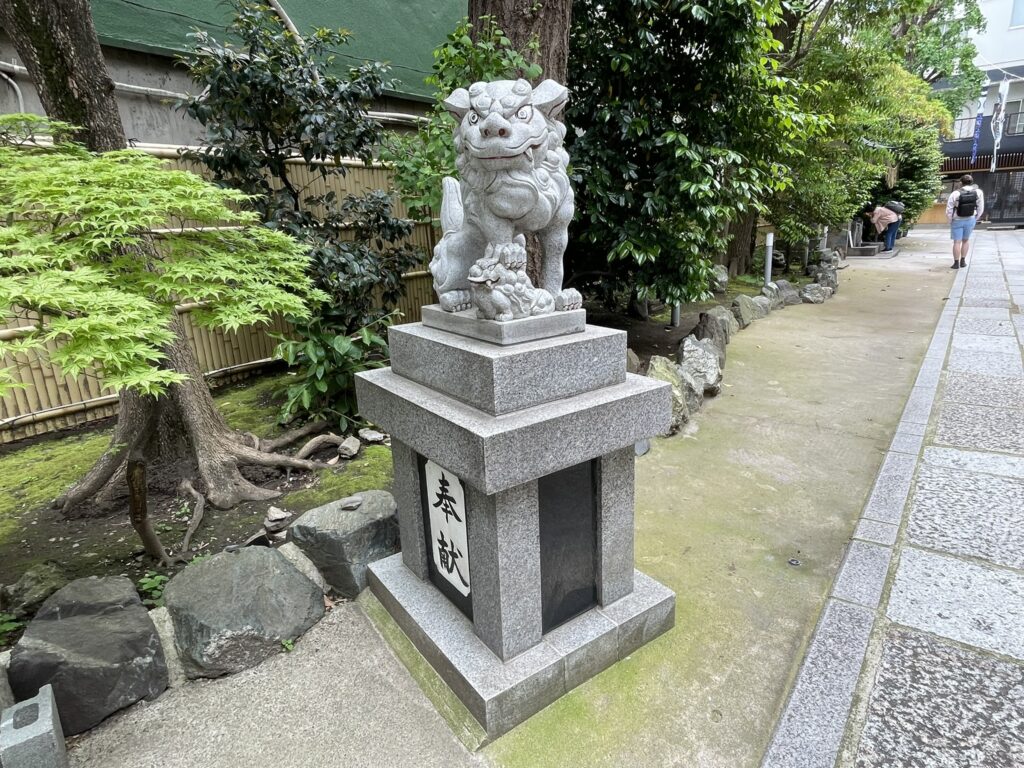 参道脇に鎮座する銀杏岡八幡神社の狛犬。