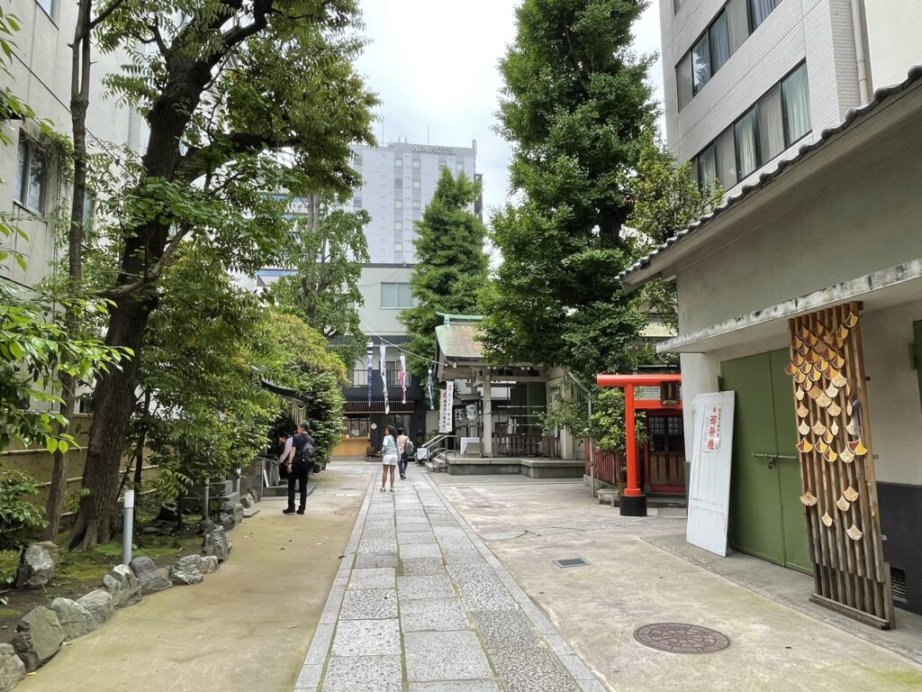 銀杏岡八幡神社の参道風景。