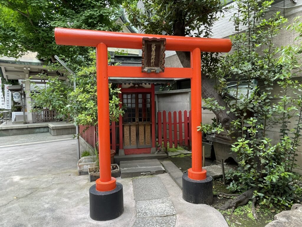 此葉稲荷神社の赤鳥居。