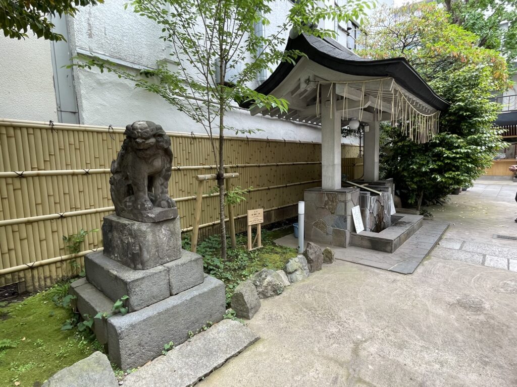 銀杏岡八幡神社境内の江戸狛犬。
