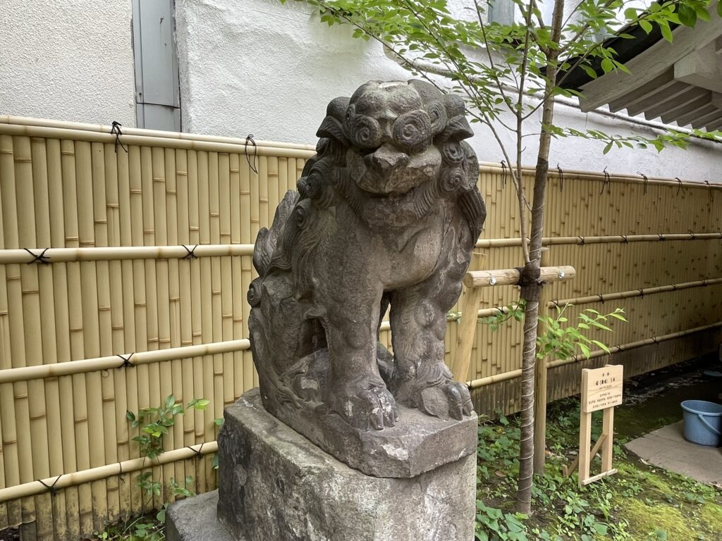 銀杏岡八幡神社の古い狛犬。