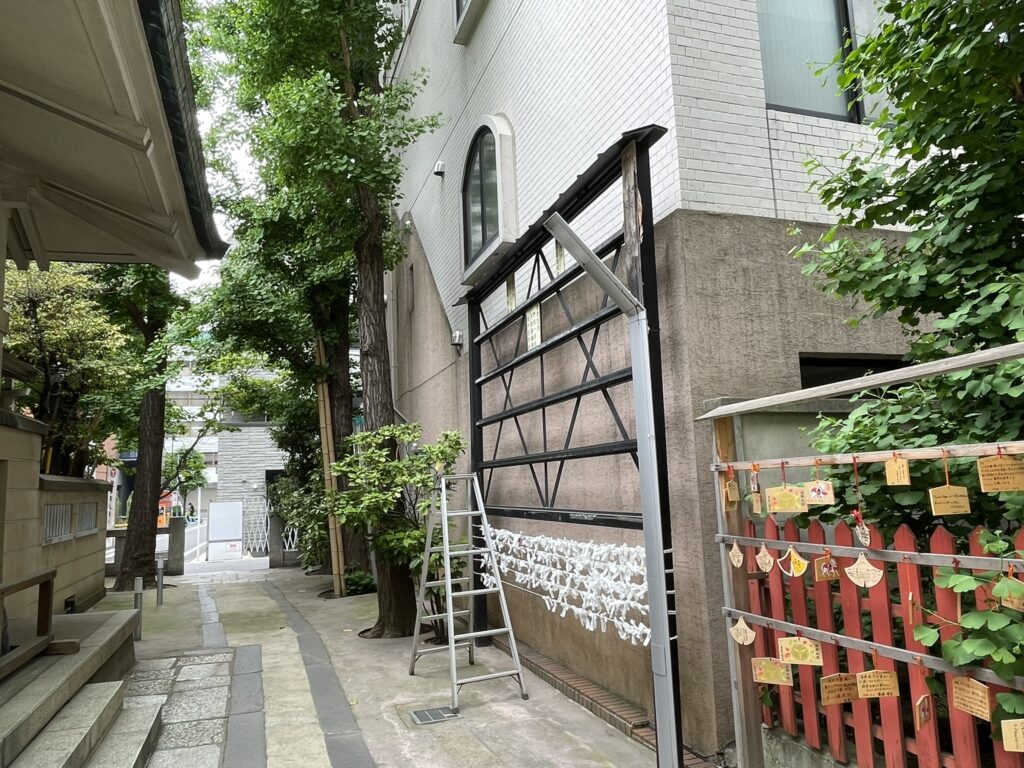 銀杏岡八幡神社の境内通路。
