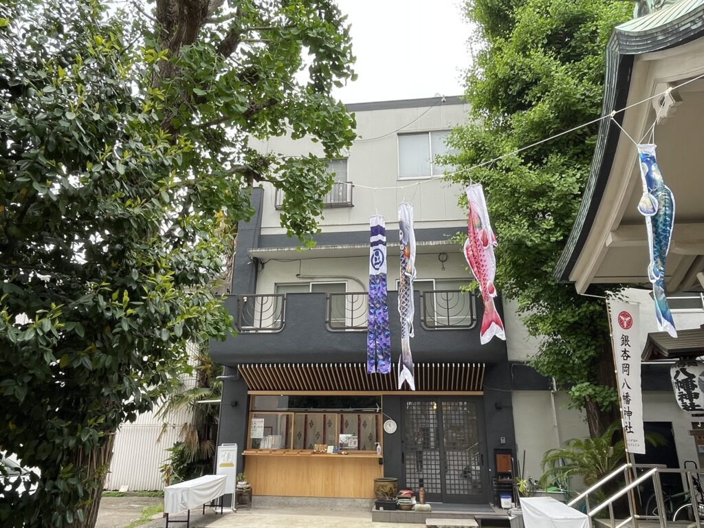銀杏岡八幡神社の社務所前。