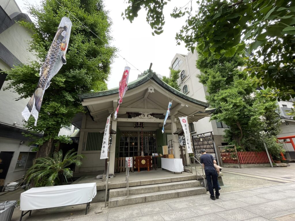 銀杏岡八幡神社の拝殿全景。