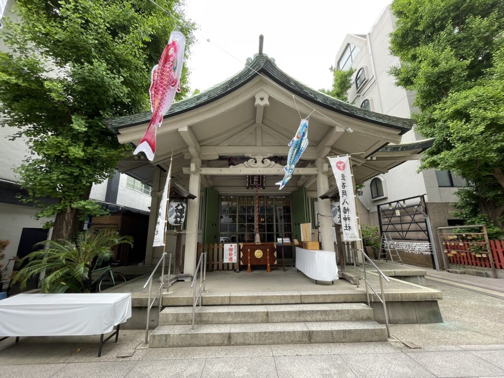 正面から見た銀杏岡八幡神社の拝殿。