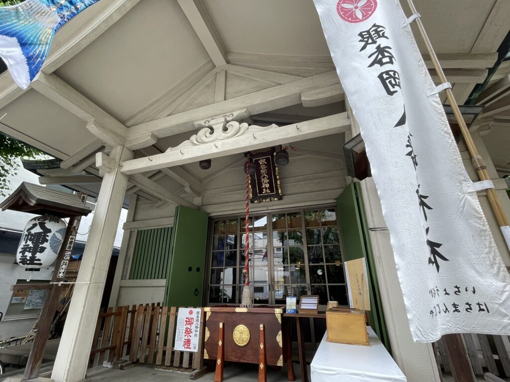 銀杏岡八幡神社の拝殿と奉納物。
