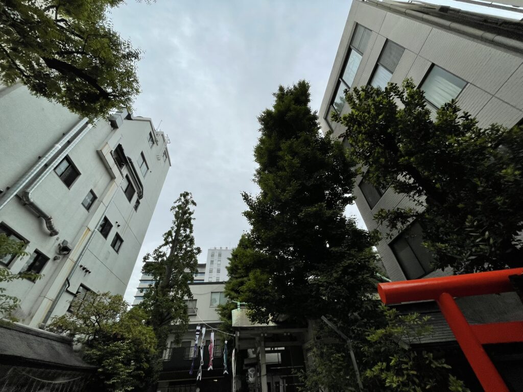 銀杏岡八幡神社と周囲の高層ビル。