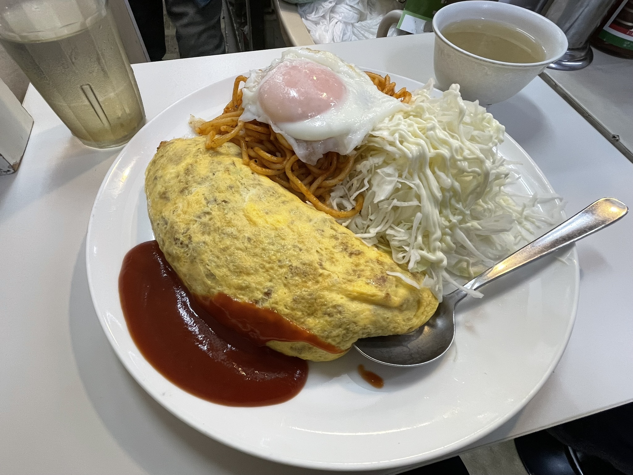 「むさしや」さんのオムメキシカンと目玉焼きトッピング。