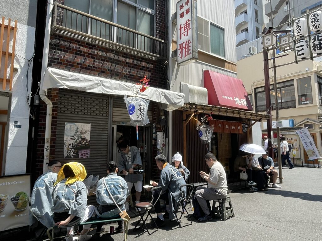 博雅さんや周囲のお店にも三社祭の提灯が飾られている。
