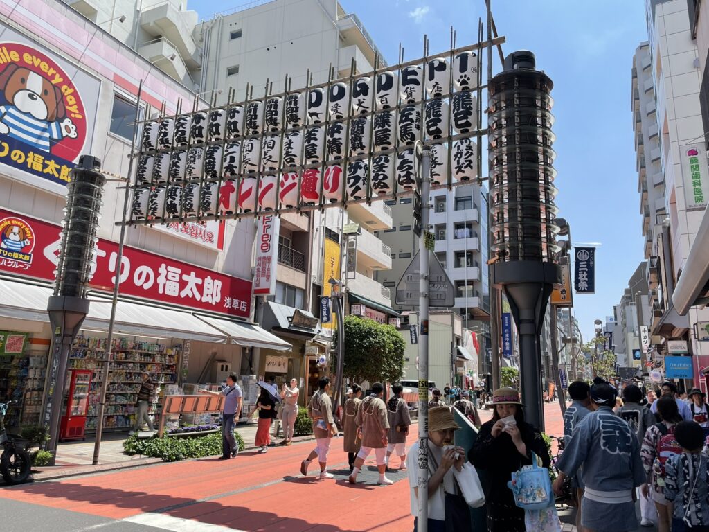 新仲見世からオレンジ通りへ向かう人々。法被姿の方も多く見られる。