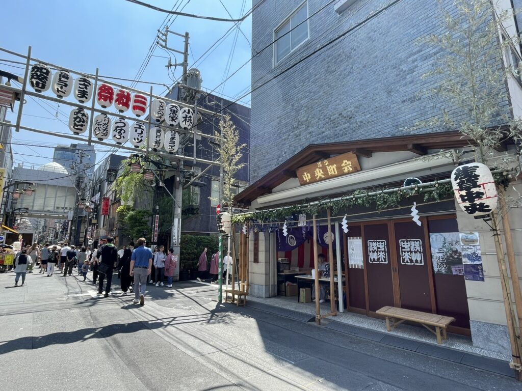 仲見世へと向かう通り。