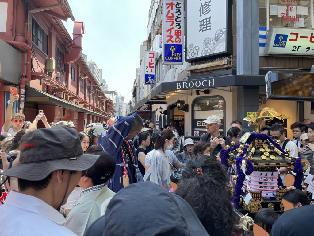 仲見世通りを進む子供神輿とお神輿。外国人観光客も多数見られる。