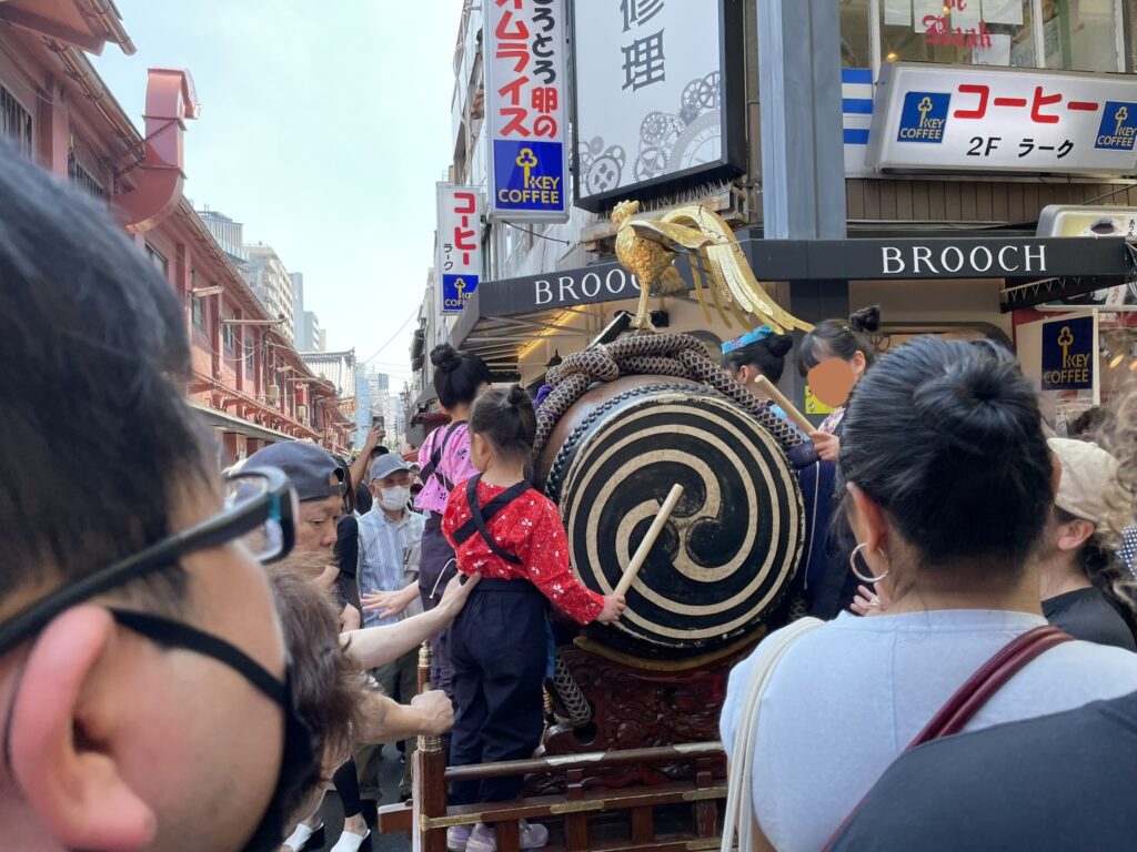 山車の上で太鼓を叩く子供たち。力強いバチさばきが印象的。