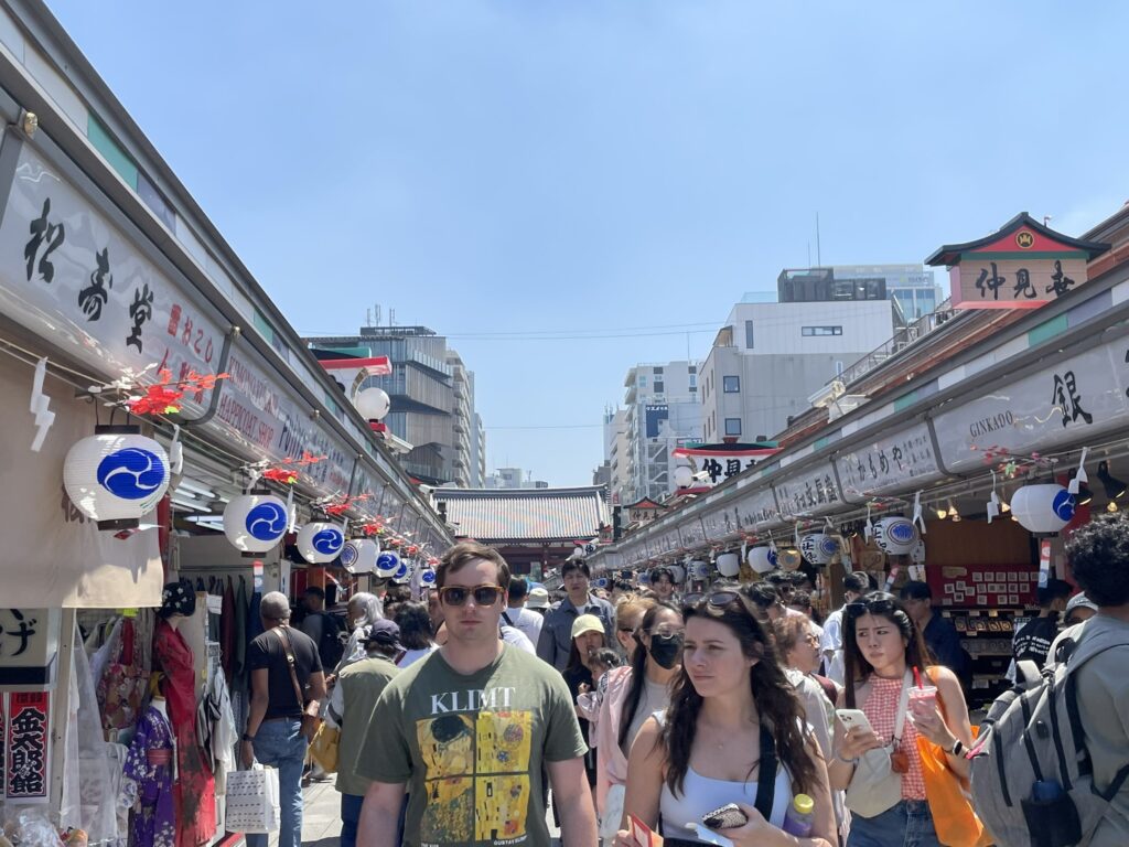仲見世から浅草寺境内へ向かう人々の流れ。