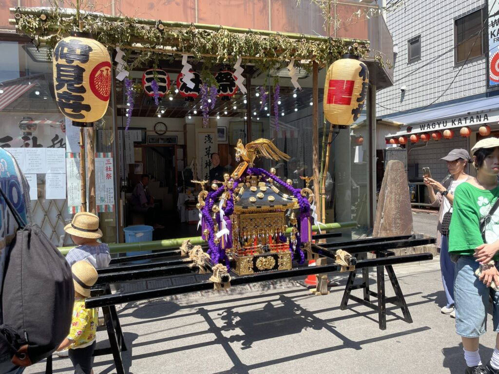 きらびやかな子供神輿。「三社祭」の文字が入った提灯が飾られる。