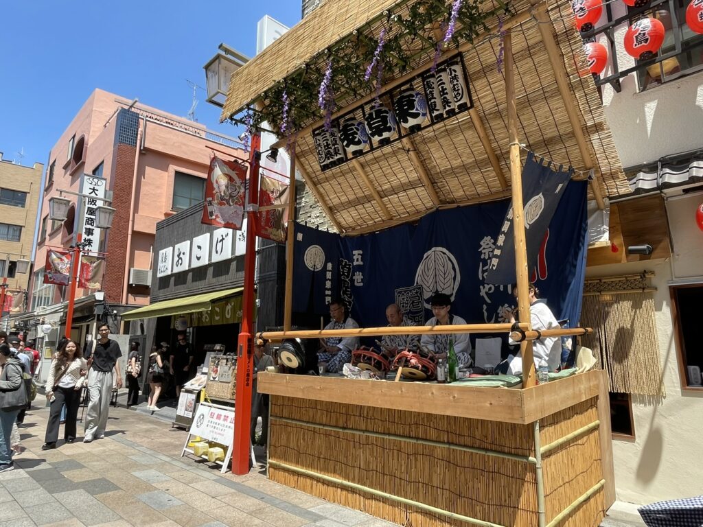 浅草寺境内に集まった各町会の祭りばやし演奏。息の合った演奏が響く。