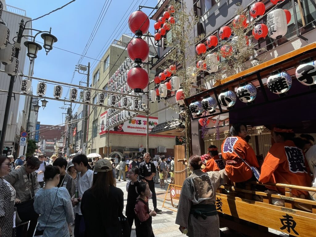 各町会の祭りばやし。伝統の音色が浅草に広がる。