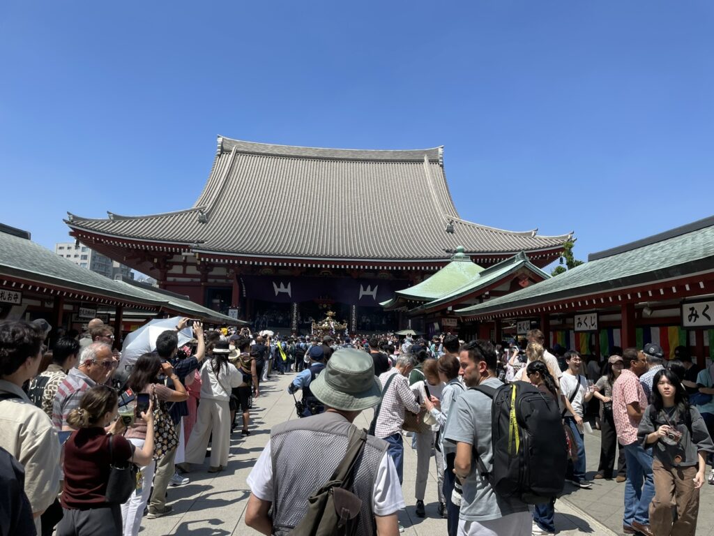 浅草寺ご本堂前から仲見世へと向かう町内神輿。100基以上が練り歩く。