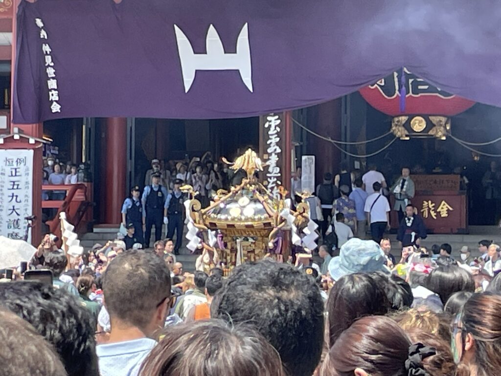 ご本堂前を進む町内神輿。黄金に輝く装飾が美しい。