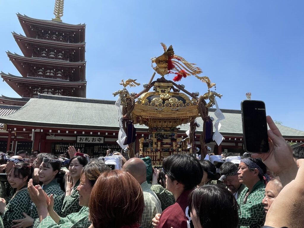 五重塔を背景に進む黄金のお神輿。三社祭を象徴する一枚。