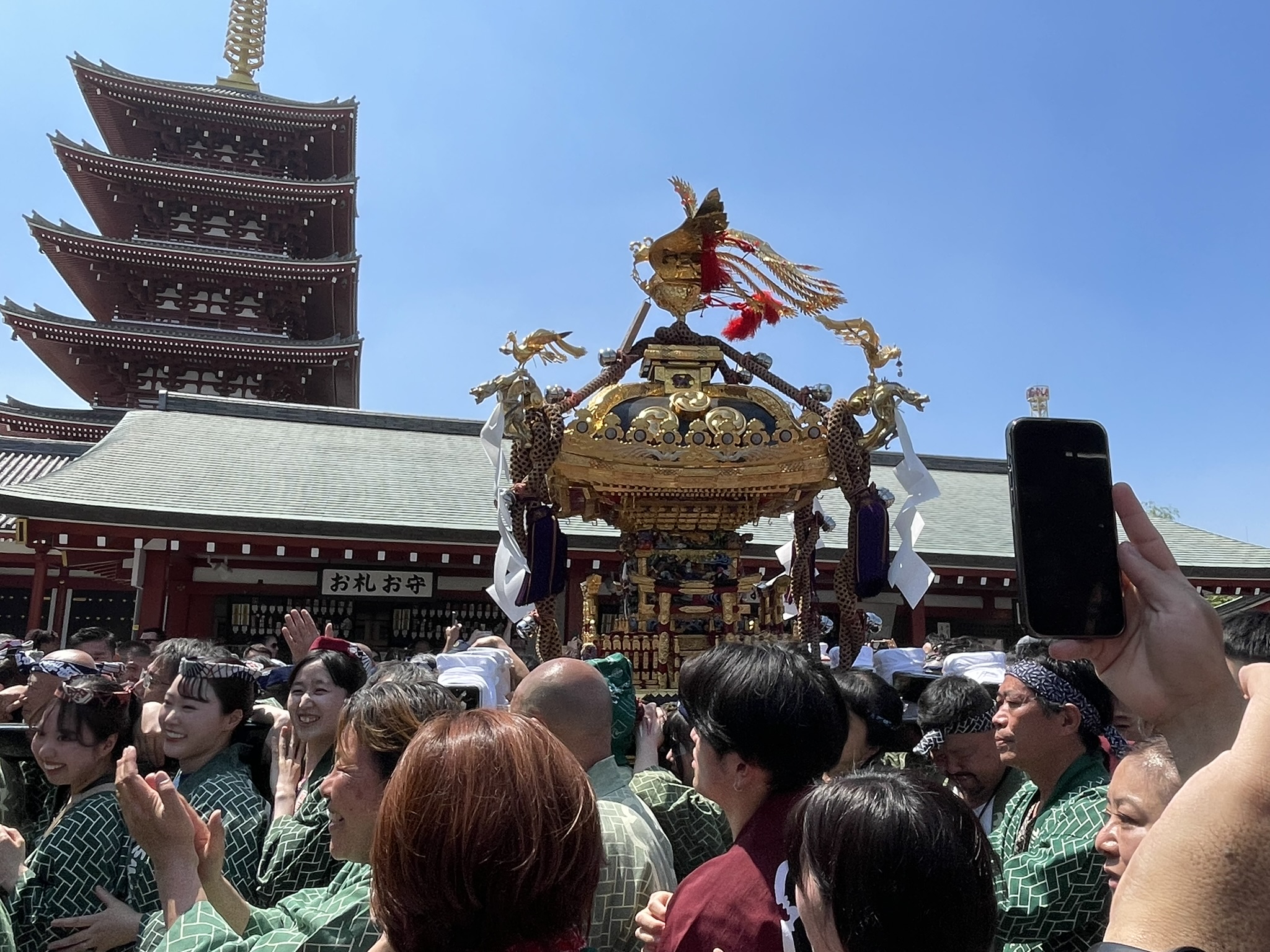 五重塔を背景に進む黄金のお神輿。三社祭を象徴する一枚。