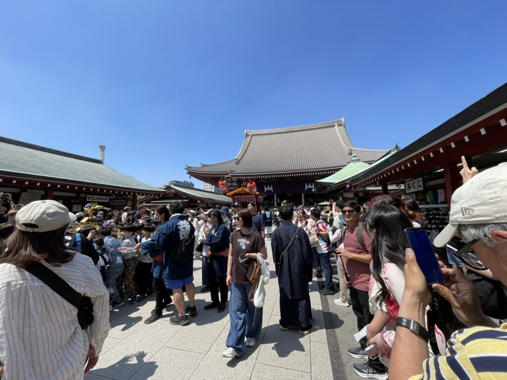 浅草寺ご本堂前の熱気あふれる様子。