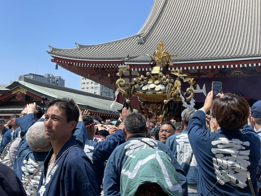 浅草神社から現れるきらびやかなお神輿。