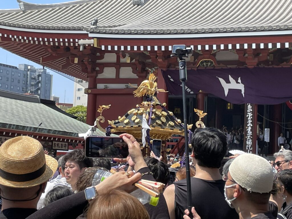 動画配信をする外国人観光客も多数。世界中から注目される三社祭。