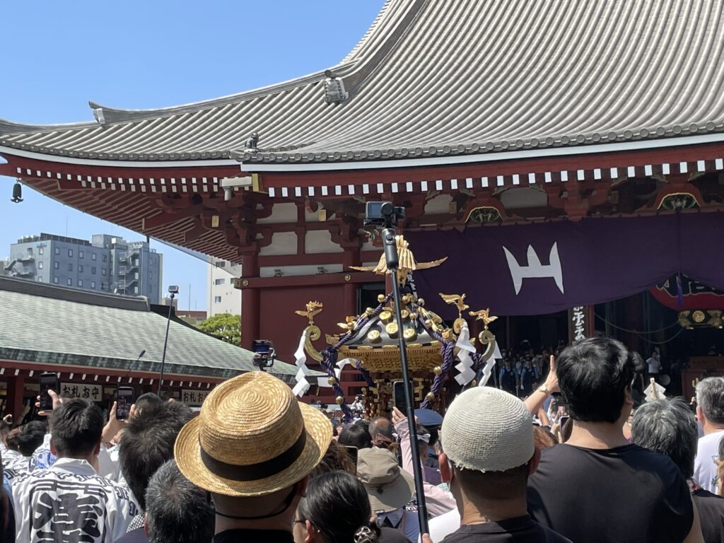 浅草神社周辺の熱気あふれる様子。