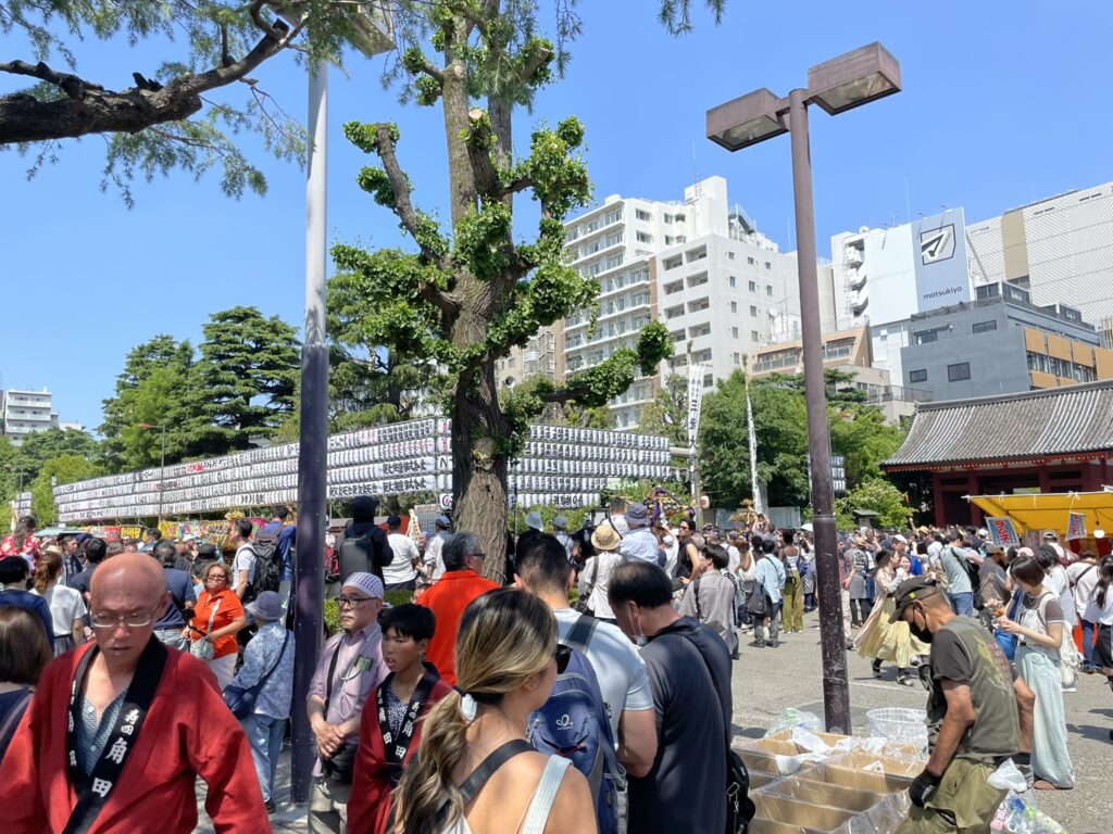 浅草神社から次々と現れる町内神輿。