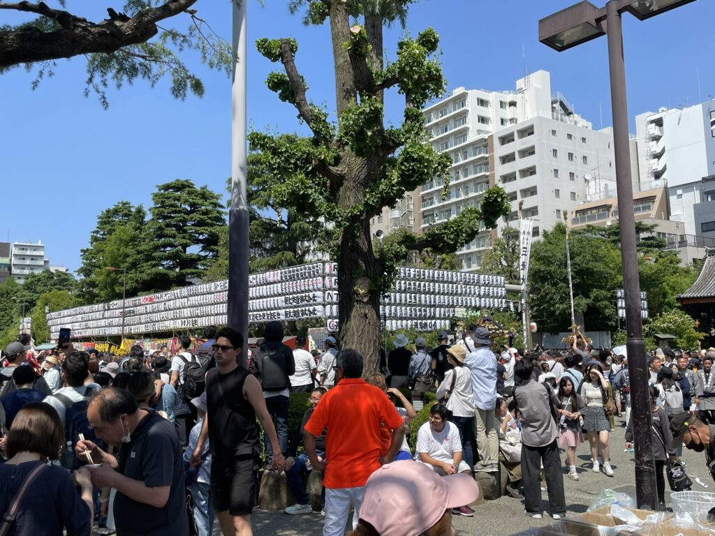 浅草神社境内の様子。多くの参拝者が神輿を見守る。