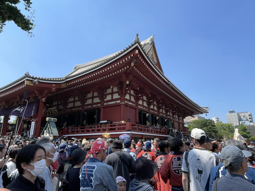 浅草神社のご本堂。三社祭の舞台となる神聖な場所。