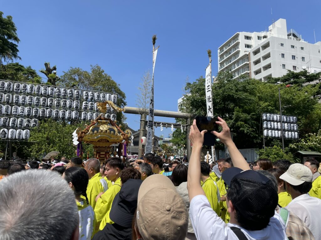 浅草神社のご本堂。三社祭の舞台となる神聖な場所。