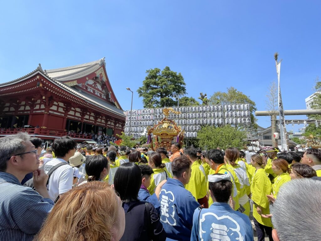 浅草寺ご本堂の回廊からお神輿を見守る人々。