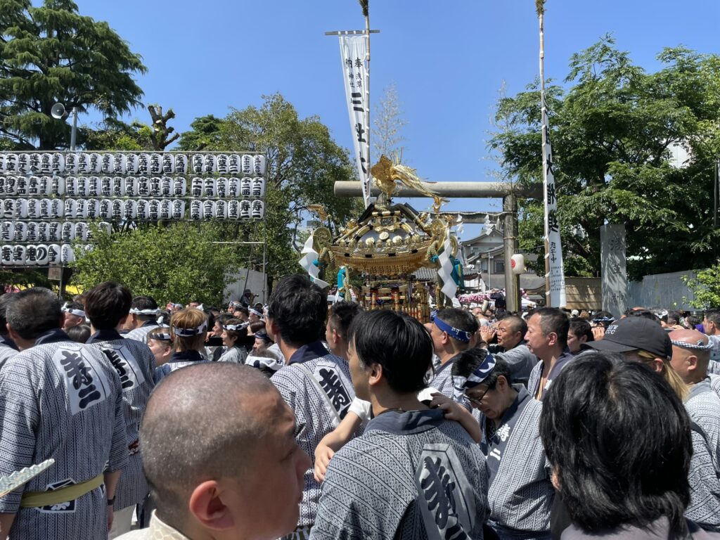 浅草神社周辺に集まる大勢の人々とお神輿。