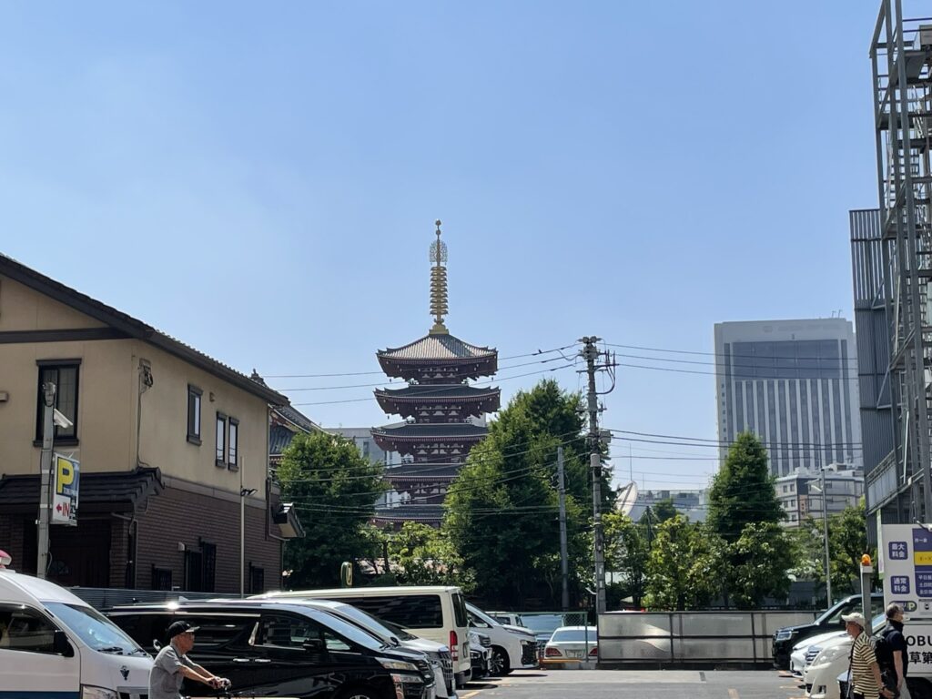 馬道通りから望む浅草寺の五重塔。青空に映える美しい眺め。