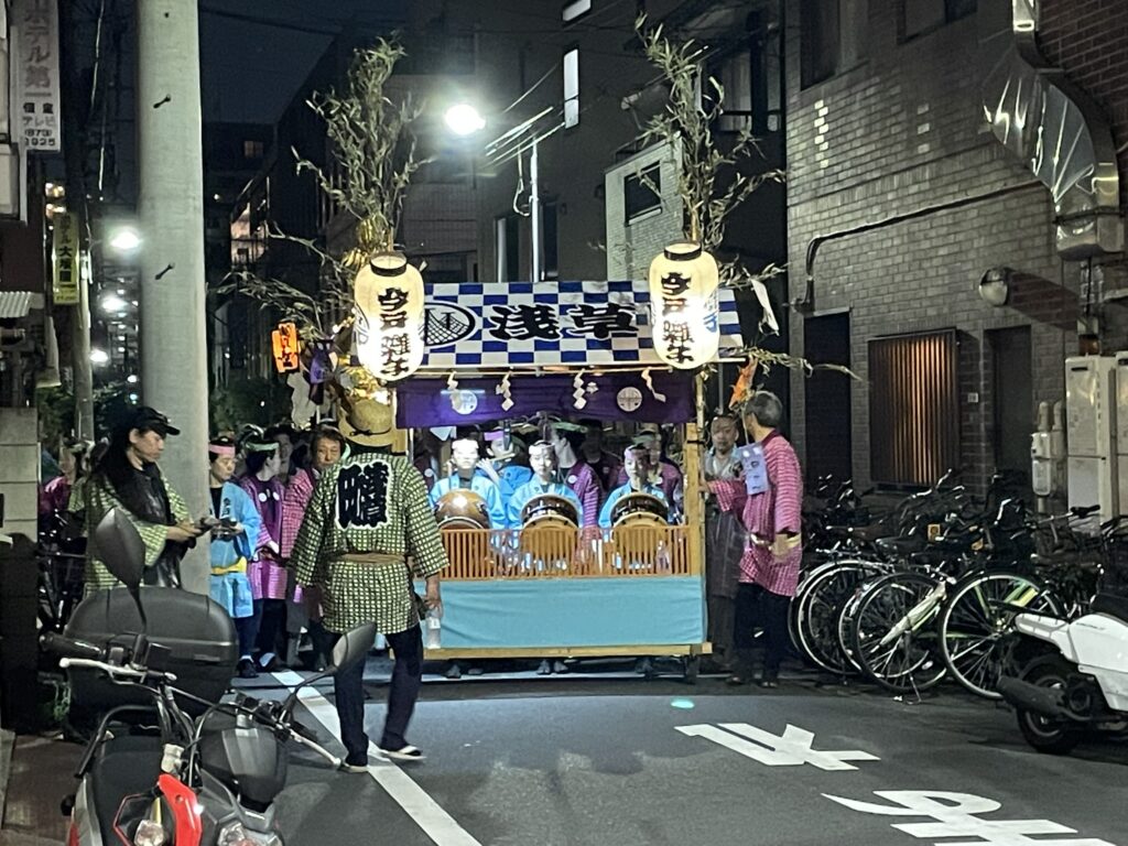 夜、山谷エリアをお神輿が通る様子。三社祭の熱気が地域にも届いた。