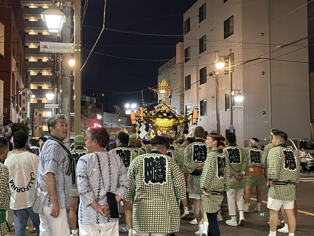 山谷エリアの夜道を進むお神輿。提灯の明かりが祭りの雰囲気を盛り上げる。