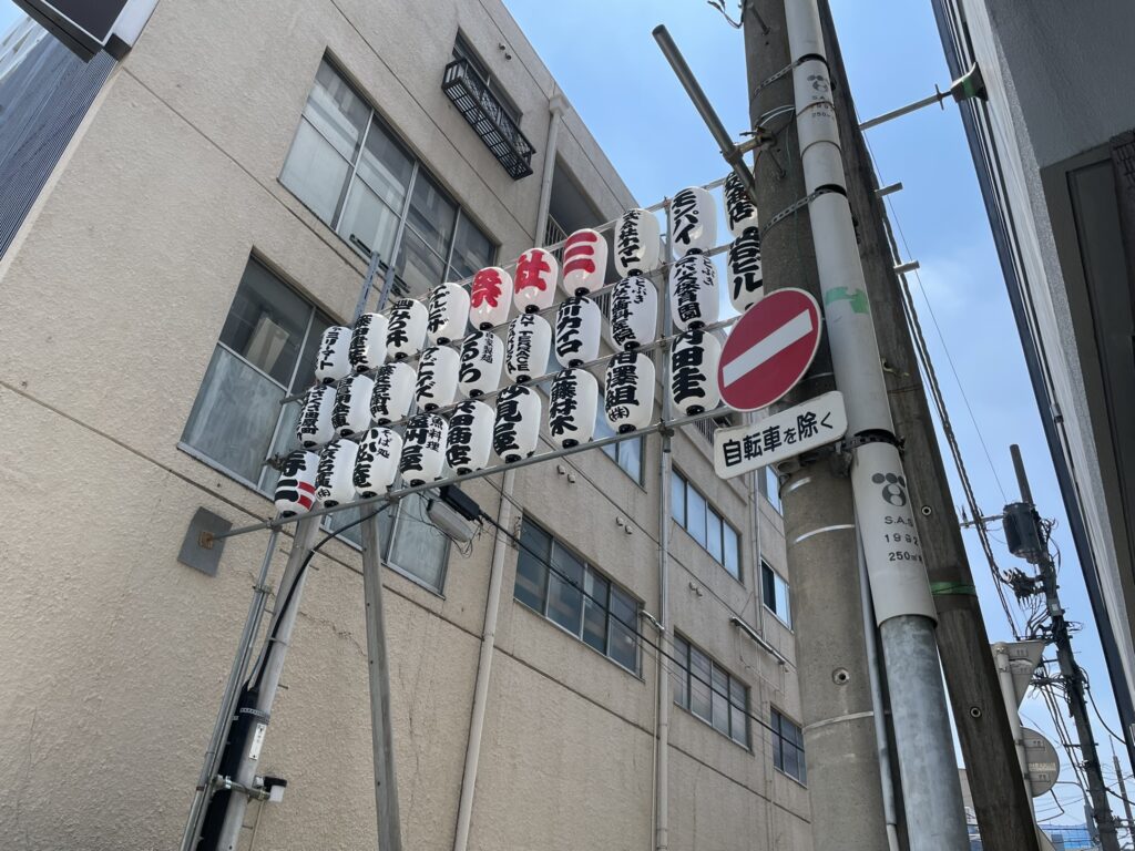 三社祭当日の浅草周辺。青空の下、祭りへ向かう人々で賑わう。