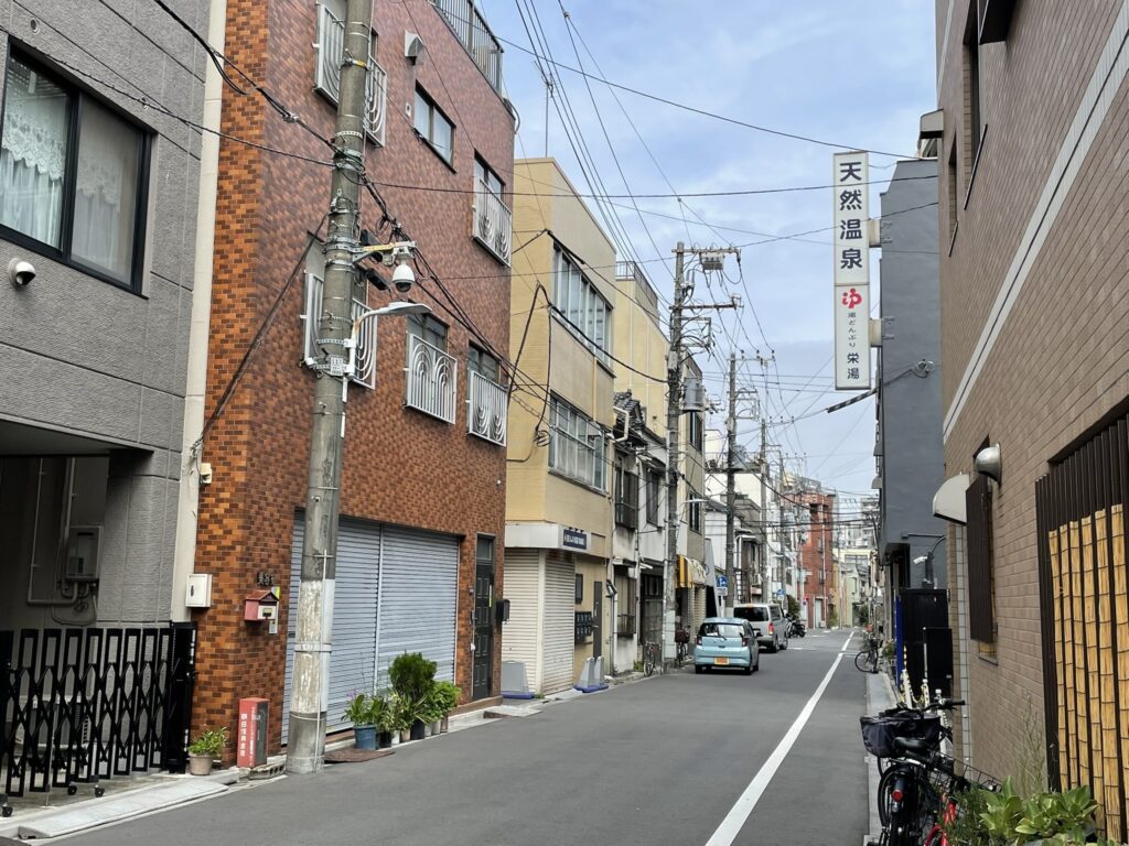 細い路地と古いビルが並ぶ山谷の一角。江戸時代から人々が行き交った街の記憶が、街並みのそこかしこから伝わる。