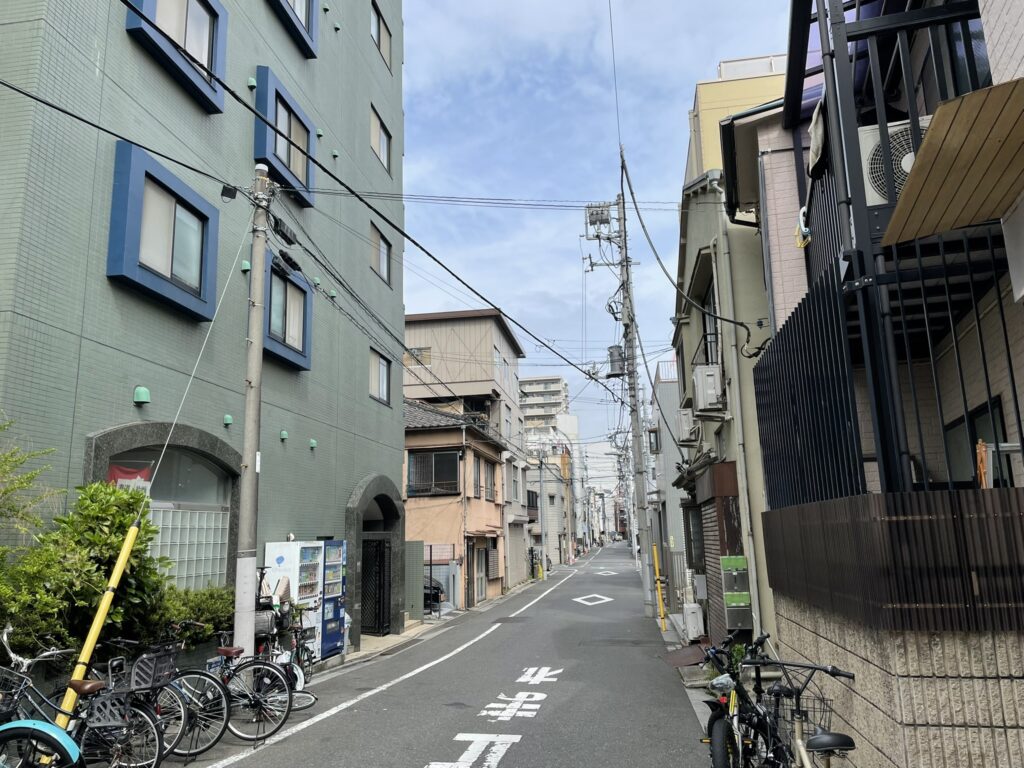 山谷の通り。「山」も「谷」もないこの風景が、地名の不思議さをより際立たせる。