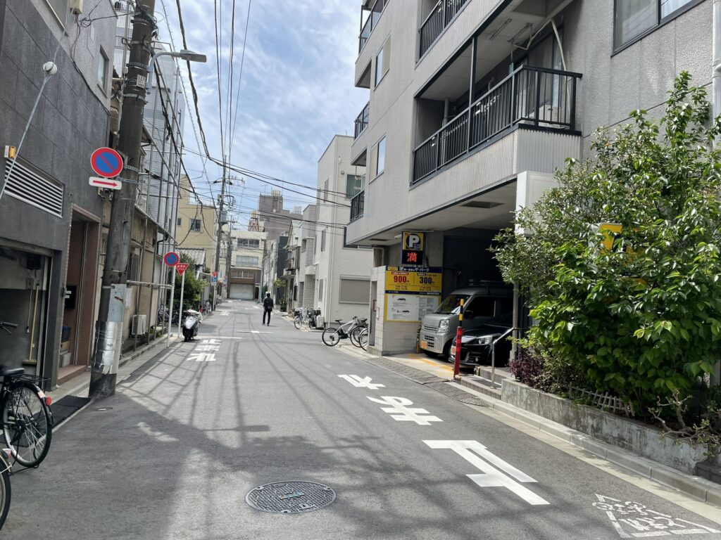 青空の下に広がる山谷の街並み。台東区と荒川区にまたがるこのエリアは、かつて低湿地が入り組んだ地形だったといわれている。