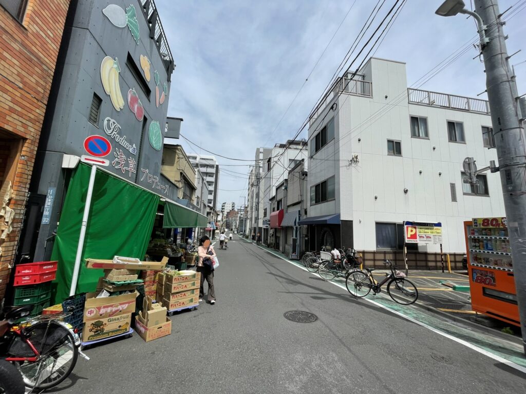 「いろは会商店街」の土手通り方面。江戸時代、旅人や日雇い労働者が行き交ったにぎわいの面影が、今も路地の雰囲気に残っている。