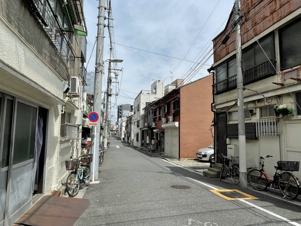 味わいある建物が並ぶ裏路地。木賃宿が軒を連ねていた時代から、人々の暮らしを支えてきた街。